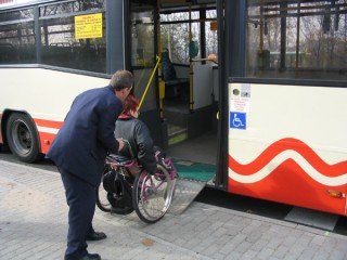 komunikacja miejska dostępna dla osób niepełnosprawnych